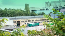 LKW vor Degenkolbe Recycling Gebäude Degenkolbe Recycling GmbH